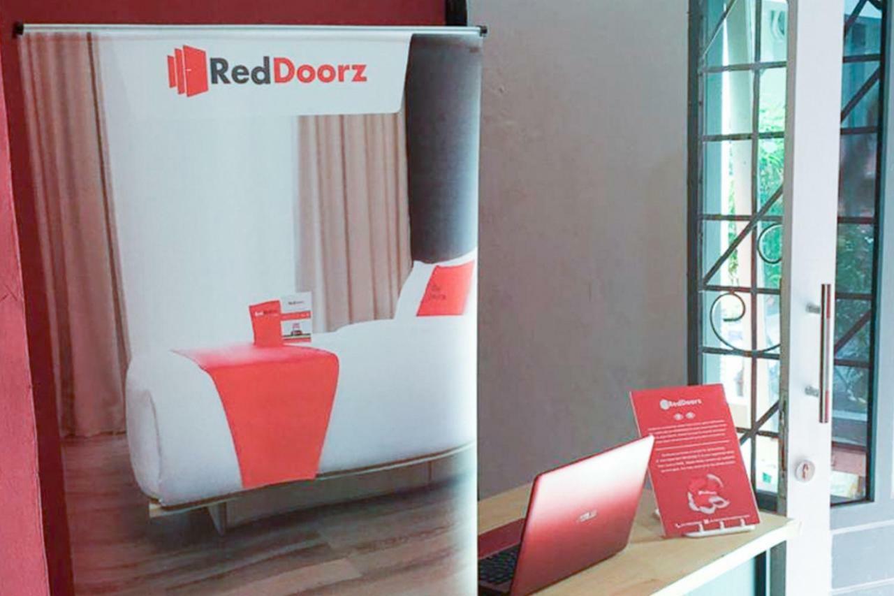 Reddoorz @ Simpang Lima Jupiter Hotel Sorong Exterior photo